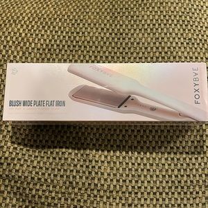 Foxybae blush wide plate flat iron